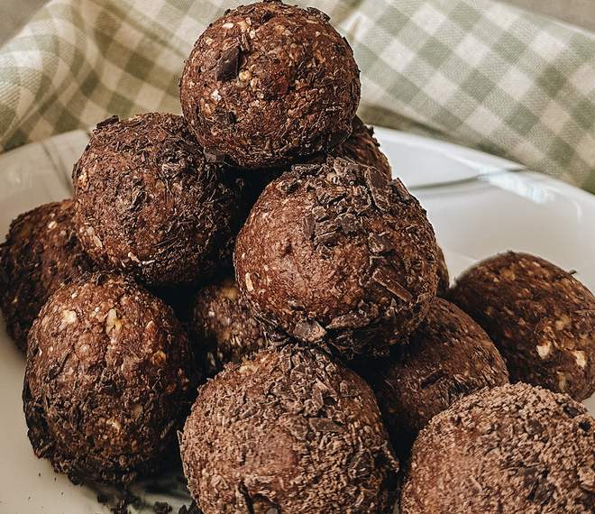 Pear and chocolate energy balls